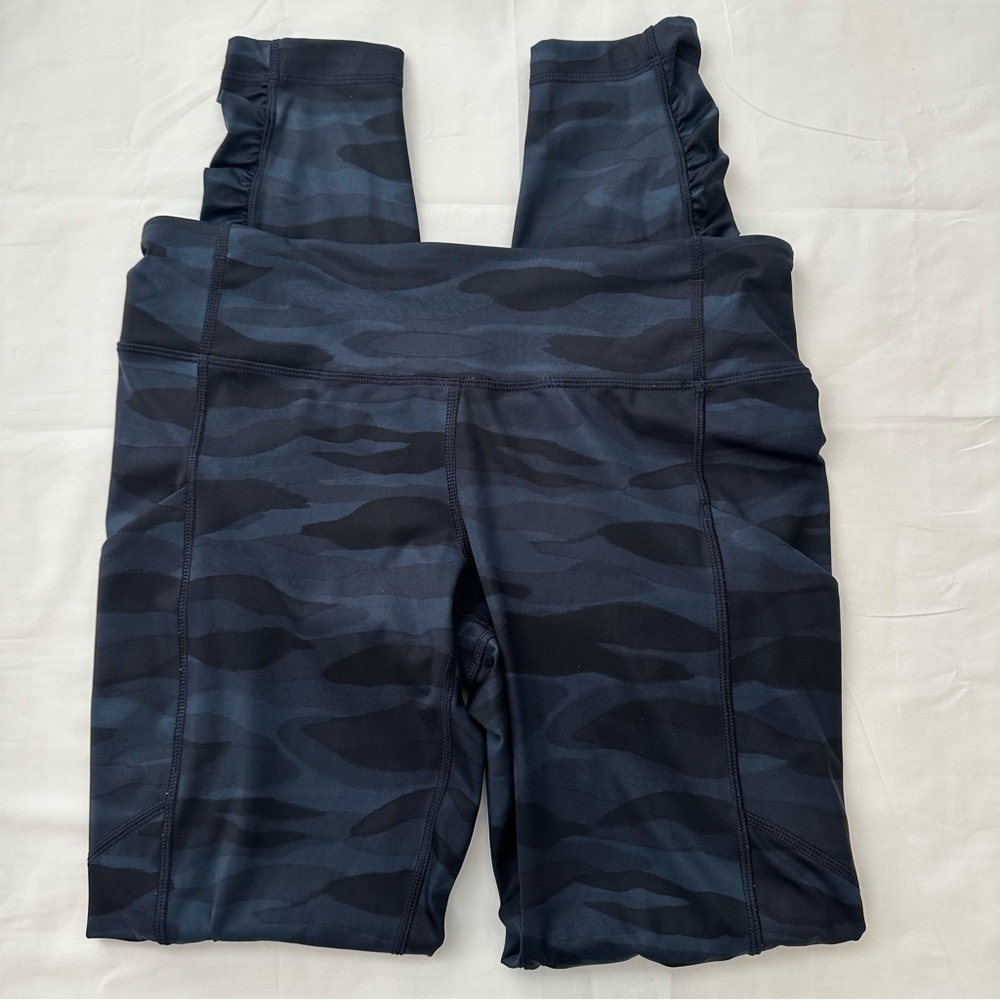 Lululemon Women’s Ruffle Legging. Size 8. Color Navy Blue Wave Design.